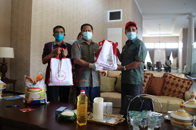 Jefirstson Riwu Kore Terima Bantuan 5000 Paket Sembako dari Presiden Jokowi