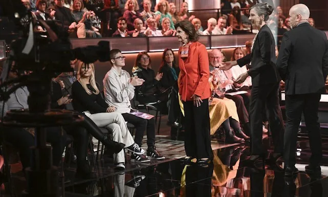 Queen Silvia wore a coral blazer by Georg et Arend. Chanel multicolour silk scarf. Fundraising campaign for Ukraine's children