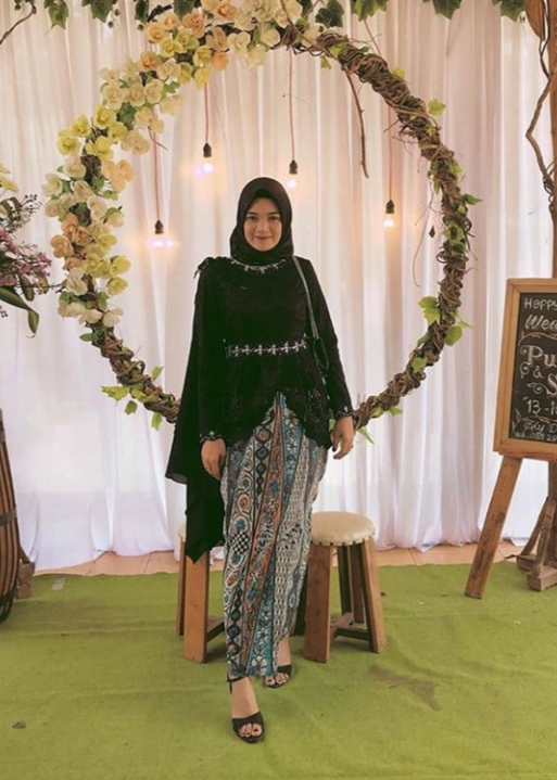 Inspirasi Model Baju Kebaya Brokat dengan Rok Batik untuk Pesta yang Modern - BLOG INFORMASI