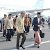 WOW !!! Jokowi Pakai Sarung Turun Pesawat