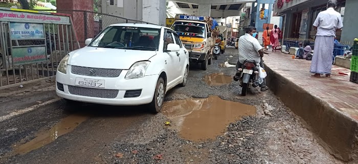 சேறும், சகதியுமான மார்த்தாண்டம் முக்கிய சாலைகள்: வாகன ஓட்டிகள் அவதி