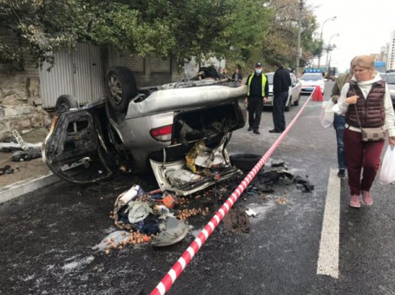 Моторошна ДТП у Києві: автівка перекинулася і загорілася