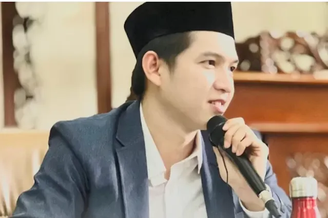 Disebut Mirip Song Joong-Ki, Profil Ustadz Dennis Lim yang Belajar Mendalami Islam di Pondok Pesantren Daarut Tauhid milik Aa Gym