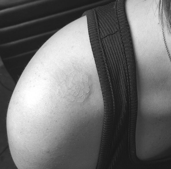 este_topo_de_ombro_rose_tattoo