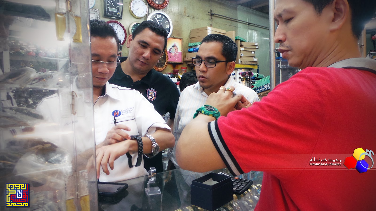 Cenderahati di Kedai Jam Parit Raja