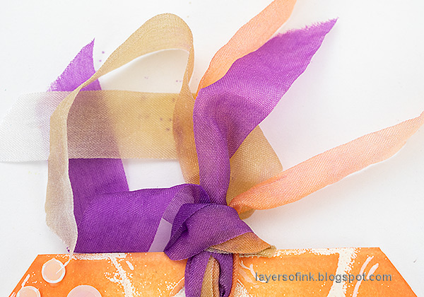 Layers of ink - Balloon Background Tag Tutorial by Anna-Karin Evaldsson. Tie ribbons.