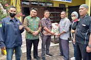 Ketua Karang Taruna Belawan Bagikan Beras di Jumat Berkah Ke Petugas Kebersihan Dan Jurnalis Medan Utara