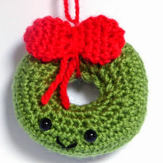 http://translate.google.es/translate?hl=es&sl=en&u=http://mysteriouscats.com/crochet-christmas-wreath-amigurumi/&prev=search