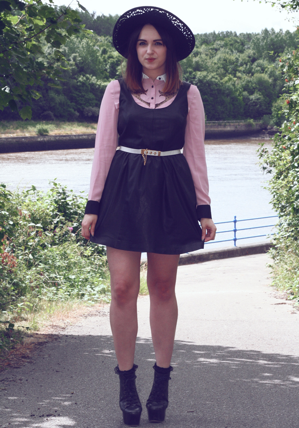 uk fashion style, fashion blog, fashion styling, dahlia cowgirl shirt, lace shirt, leather pinafore, leather dress, large rim woollen hat, vintage woollen hat, vintage white waist belt, vintage photo, style by the water, rachael, poses with roses