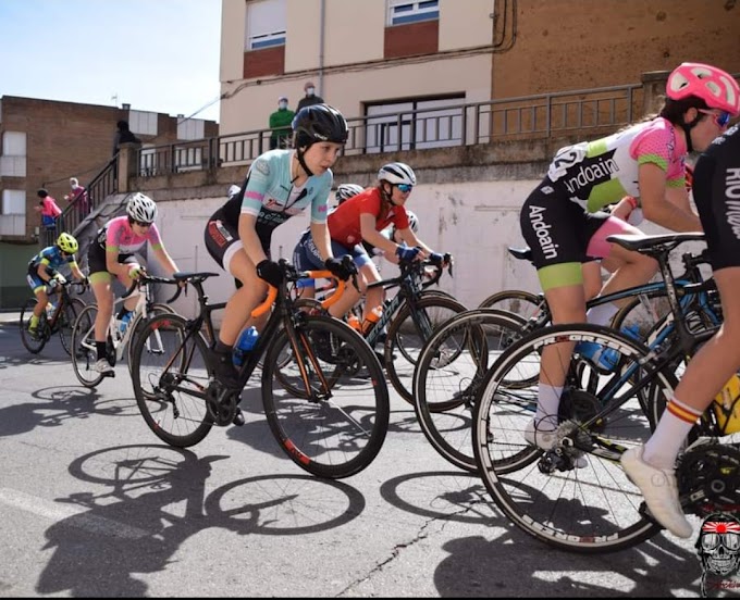 Gran triunfo de la corredora Lorena Patiño, del Club Ciclista Muebles Compostela, en el II Gran Premio de Villaquilambre (León)