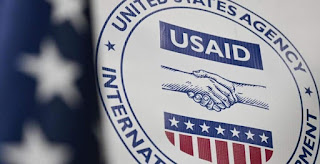 EL CIERRE  DE LA USAID AFECTA A NIÑOS QUE SE BENEFICIABAN EN COMEDORES  El escenario planteado, donde un segundo mandato de Donald Trump materializa la promesa de recortar drásticamente la ayuda exterior de USAID, desencadena en una crisis inminente en comedores que se beneficiaban. La eliminación de más del 90% de los contratos de la agencia y la supresión de 60 mil millones de dólares en asistencia global, como se advirtió, desmantela programas vitales de ayuda.  Las organizaciones dedicadas a mitigar la pobreza y el hambre se enfrentan a un desafío monumental para compensar esta pérdida de fondos. Los comedores infantiles -muchos  funcionan en Carora-, y que sirven como "salvavidas" para niños de hogares vulnerables, serían los más afectados.  La búsqueda de alternativas, como las campañas de donación en redes sociales, resultan insuficientes. Los recursos privados, aunque valiosos, no suplen la magnitud del financiamiento necesario para garantizar una alimentación balanceada a los niños en riesgo.  La consecuencia directa es la desolación en los comedores, que quedaron vacíos ante la ausencia de los niños que dependen de ellos.   La suspensión de la ayuda de USAID, tal como se plantea, impacta de manera desproporcionada a los más necesitados: niños y niñas que sufren de malnutrición.
