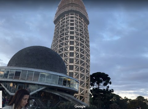 AVANZA LA CONSTRUCCIÓN DE "LA PORONGA", LA ESCULTURA DE MARTA MINUJIN JUNTO AL PLANETARIO.