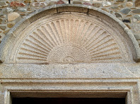 Capçalera en forma de petxina sobre la porta de Sant Julià d'Alfou