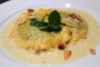 Safranravioli mit Feldsalat-Quarkfüllung und Mandeln in Weißweinsauce | Arthurs Tochter kocht. Der Blog für Food, Wine, Travel & Love von Astrid Paul