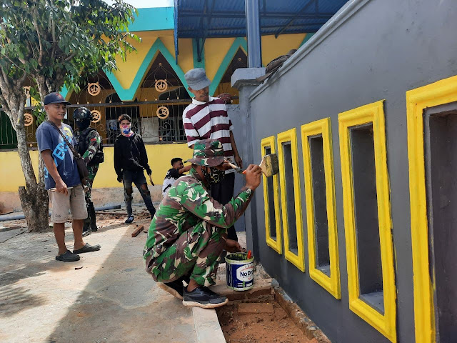 Sambut Bulan Suci Ramadhan, Satgas TNI Yonif 756/WMS Bersama Masyarakat Renovasi Masjid di Mappi