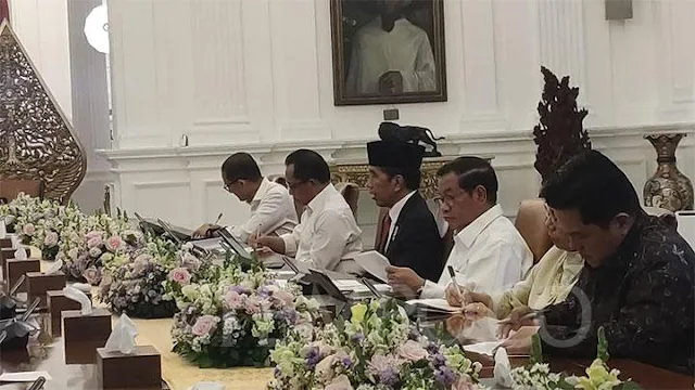 Presiden Jokowi memimpin rapat terbatas