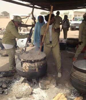 NYSC Members Prepare Food For IDPs At Malkori Camp, Adamawa State (Photos) 