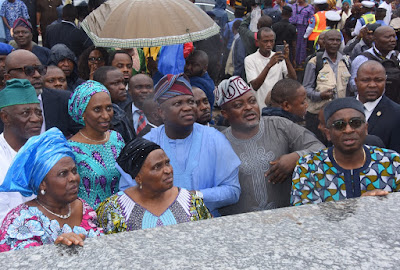 Ambode receives Awolowo family and unveils new 20-feet statue of PA Obafemi Awolowo in Ikeja..