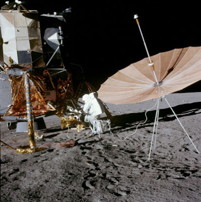 Imagen de la antena de transmisión de alta ganancia del Apollo 12. Pulse en la imagen para ampliarla (Imagen: NASA, as12-47-6988).