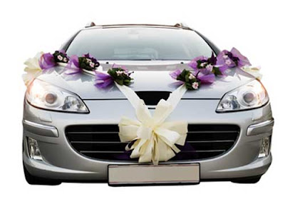 Wedding  Flowers on Wedding Car Decorated With Flowers And Different Artificial Things