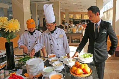 Trưởng nhóm phục vụ (Maitre d’hotel hoặc Head Waiter)