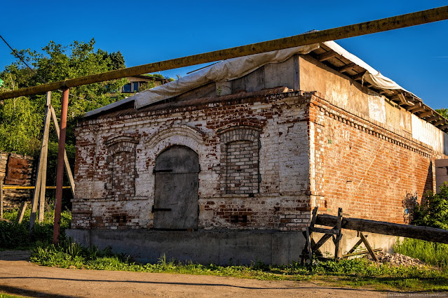 Старое кирпичное здание с амбарной дверью