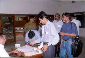The participants registering their participation for the workshop.