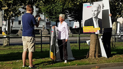 http://www.express.de/duesseldorf/vandalismus-in-duesseldorf-zu-viel-altbier--besoffener-koelner-reisst-42-wahlplakate-ab-28217368