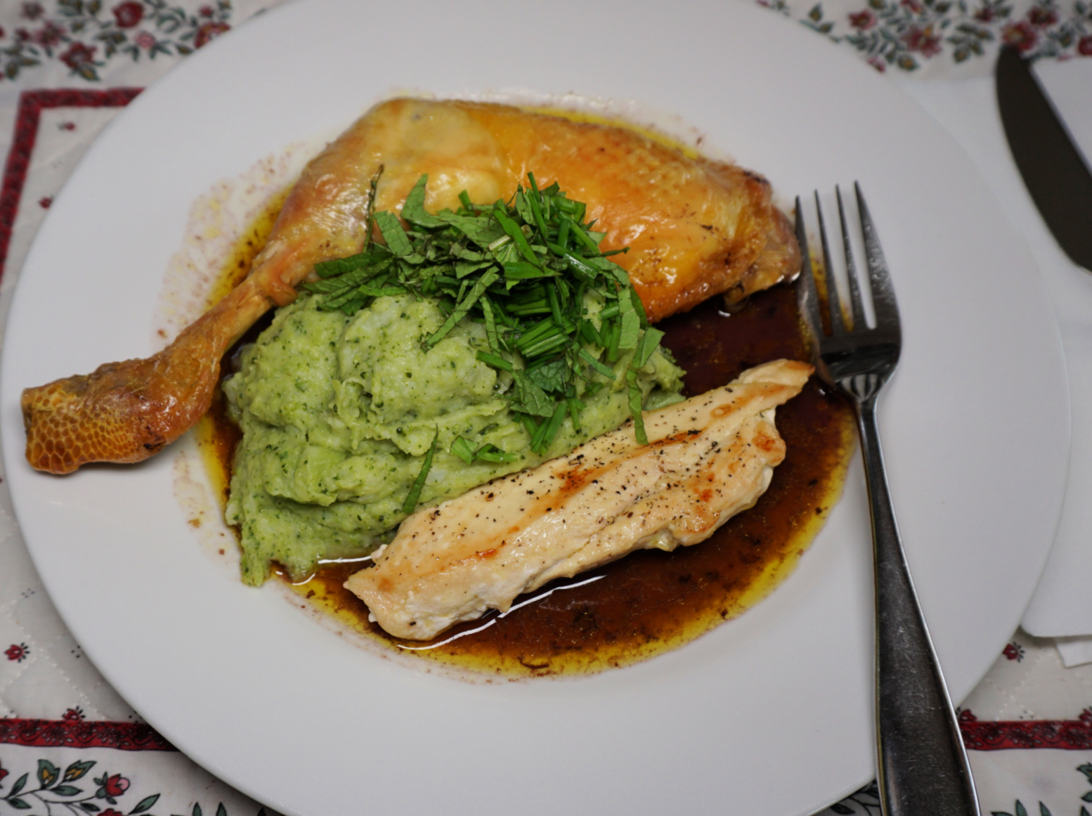 Chicken green purée red wine sauce