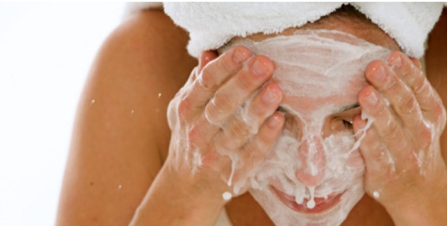 Mencuci wajah menggunakan susu dapat menyebabkan kulit terbakar sinar matahari