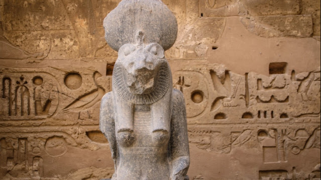 Статуя Сехмет, египетской богини с головой львицы