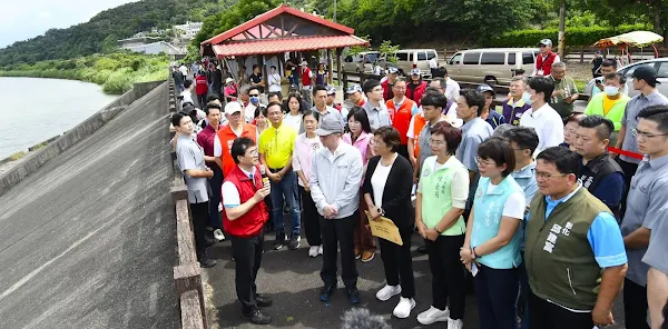 ▲行政院長卓榮泰今日下午前往彰化芬園視察貓羅溪溪頭堤防整治工程，王惠美縣長把握機會並向卓院長爭取三大地方重大建設。（彰化縣政府提供）