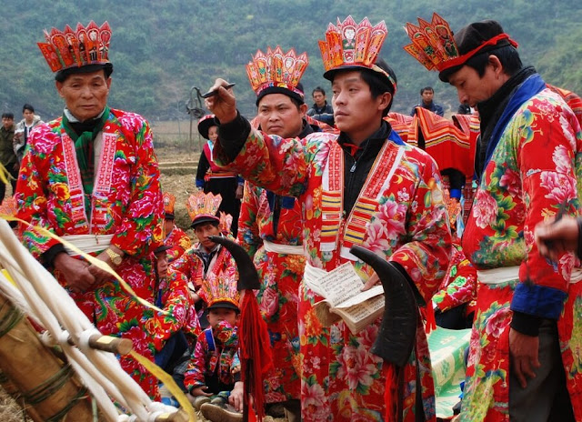 Vào tháng 11, 12 hay tháng Giêng, người Dao lại tiến hành làm lễ cấp Sắc (hay còn gọi là lễ Lập tịch). Đây là một trong những lễ hội lớn nhất của người Dao dành cho nam giới nên bạn nên thu xếp thời gian để đến với Hà Giang vào thời điểm này.