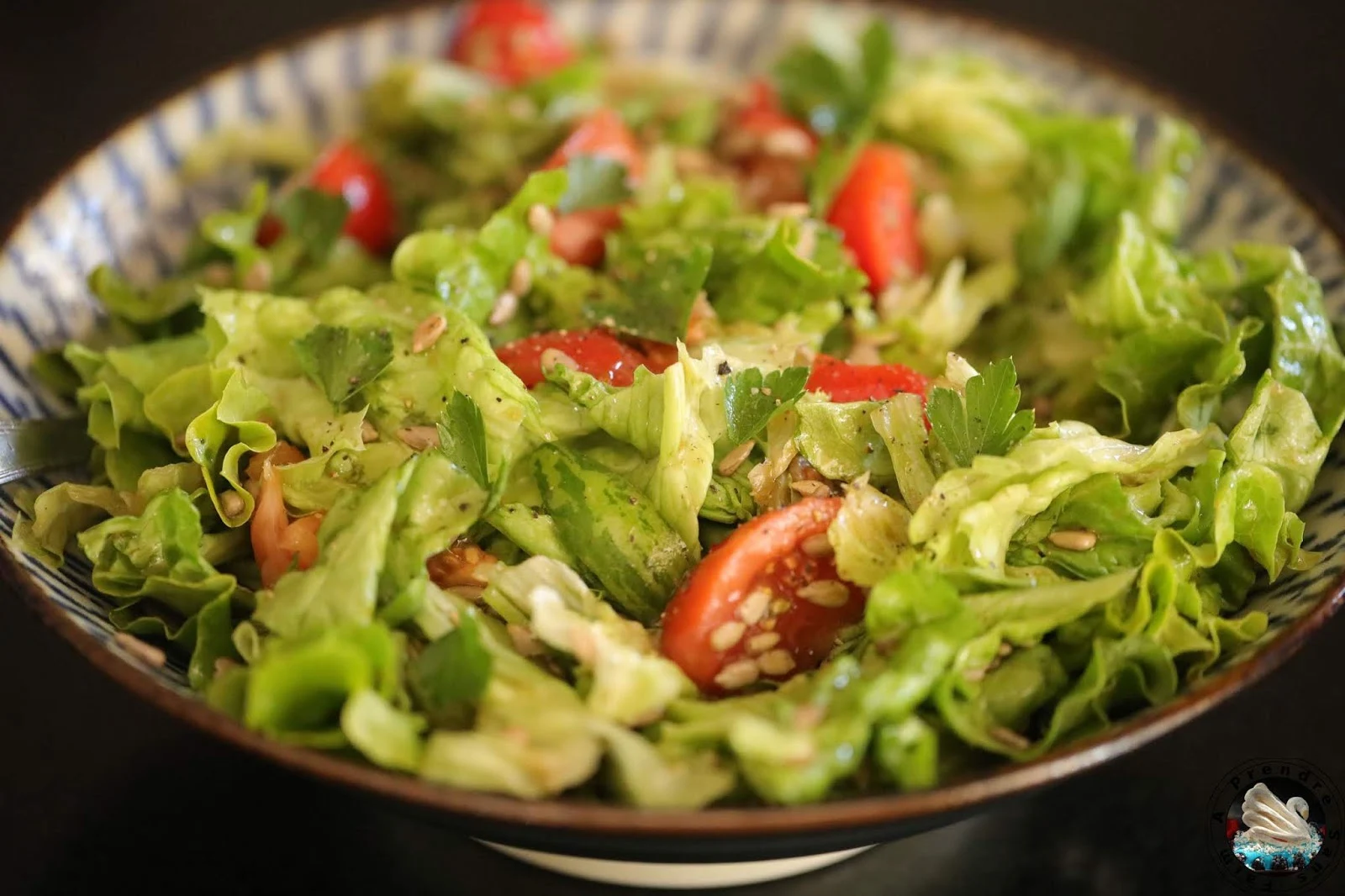 Salade de laitue aux tomates et graines de tournesol