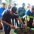 BUPATI LABUHANBATU TANAM POHON MANGGIS BERSAMA REKTOR UNIVERSITAS LABUHANBATU