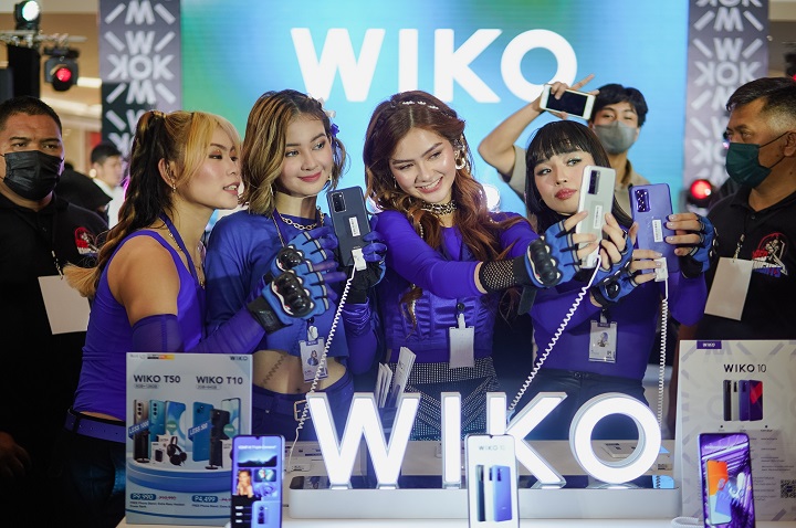 G22 taking a selfie using the WIKO 10.