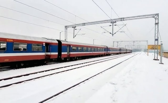 Viral बर्फ से ढकी वादियों में गुजरती हुईं ट्रेन के मनोरम दृश्य को देखेंगे तो पलक झपकना भूल जायेंगे..