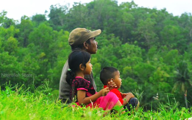 Momong anak kala sore hari