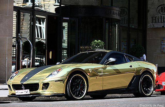 [gold_ferrari_02.jpg]