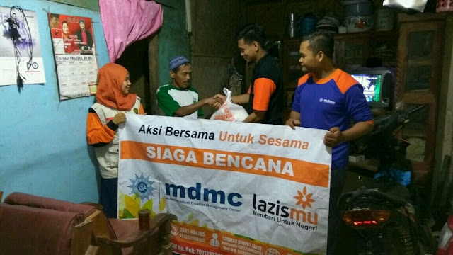 Menyalurkan Bantuan dari Donatur Lazismu Jember