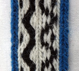 A section of tablet woven band with the correct threading on the left and the incorrect threading on the right