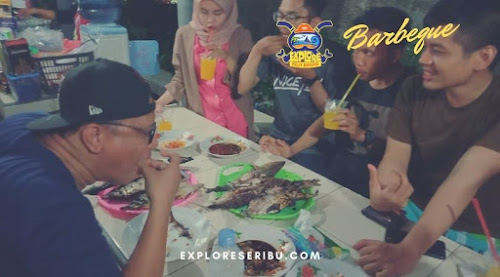 barbeque ikan bakar malam hari di pulau harapan