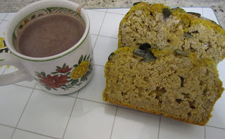 Tranches de cake à la courge butternut avec une tasse dechocolat chaud