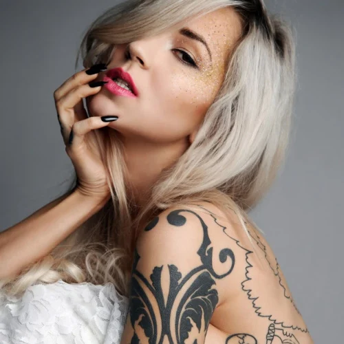 Sara Fabel modelo tatuada