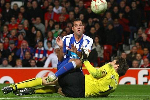 Man Utd 2 - FC Porto 2 (Mariano González e Edwin van der Sar no 2º golo portista - © UEFA)