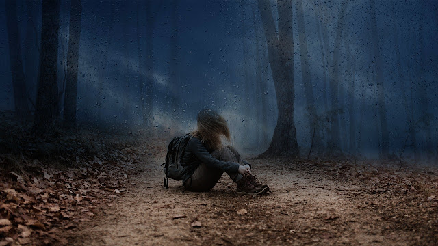Smutna dziewczyna w ciemnym lesie