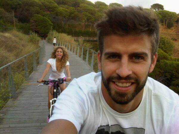 SHAKIRA Y PIQUÉ DISFRUTANDO DE UN PASEO EN BICI