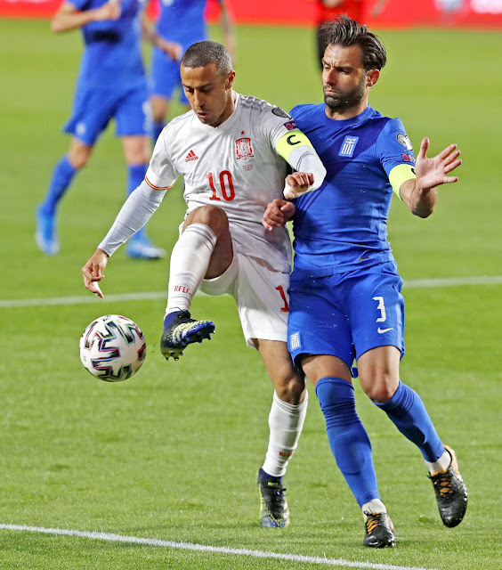 Thiago Alcántara, que ejerció de capitán al sustituir a Koke, controla el balón acosado por Georgios Tzavellas. SELECCIÓN DE ESPAÑA 1 SELECCIÓN DE GRECIA 1. 25/03/2021. Copa Mundial de Fútbol Qatar 2022, fase de clasificación, Grupo B de Europa, jornada 1. Granada, España, estadio Nuevo Los Cármenes. GOLES: 1-0: 33’, Morata . 1-2: 56’, Bakasetas, de penalti.