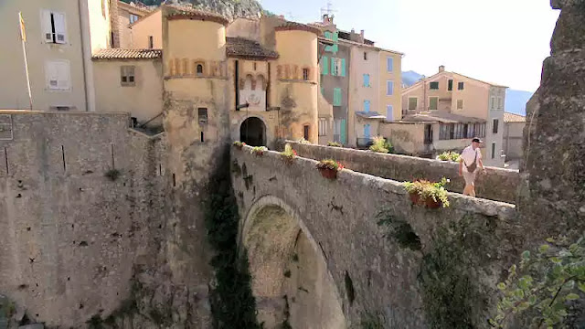 Puente sobre el río Var y la Puerta Real de Entrevaux