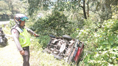 Tak Sanggup Mendaki, Minibus Terbalik dan Masuk Kejurang di Tanjakan Cubadak Bungkuk